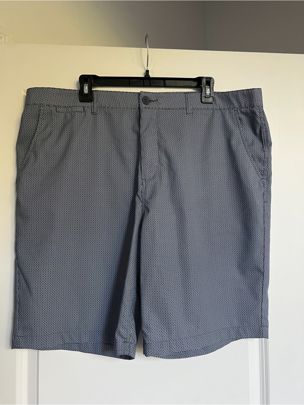 Johnnie-O Men’s Size 40 Patterned Gray and White Polyester Shorts